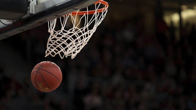 美国职业篮球联赛NBA比赛，勒布朗·詹姆斯突破上篮