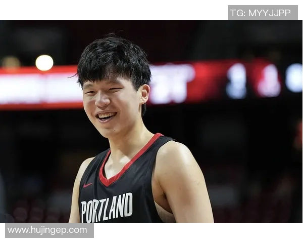 杨瀚森感恩节带女友品火鸡 女友娇小可爱合影秀“剪刀手”魅力